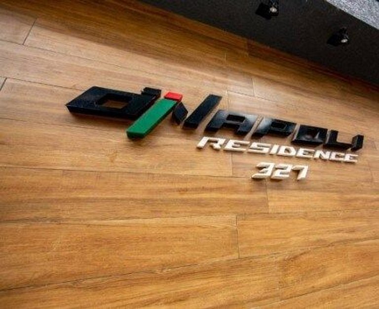 Apto central 2 quartos garagem e máquina de lavar