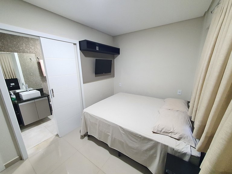 Apto central 2 quartos garagem e máquina de lavar