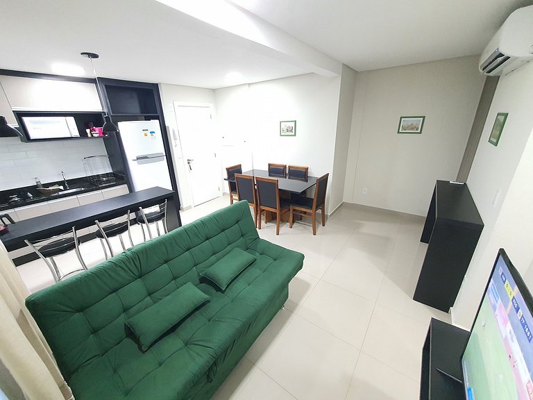 Apto central 2 quartos garagem e máquina de lavar