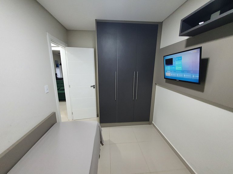 Apto central 2 quartos garagem e máquina de lavar