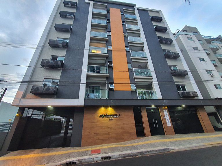 Novo central 2 quartos wifi/garagem/elevador