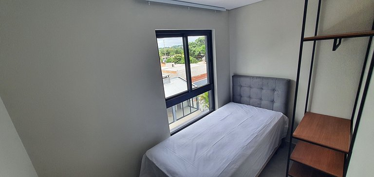 Ap novo 02 quartos/garagem/piscina/ar condicionado/Smart TV/