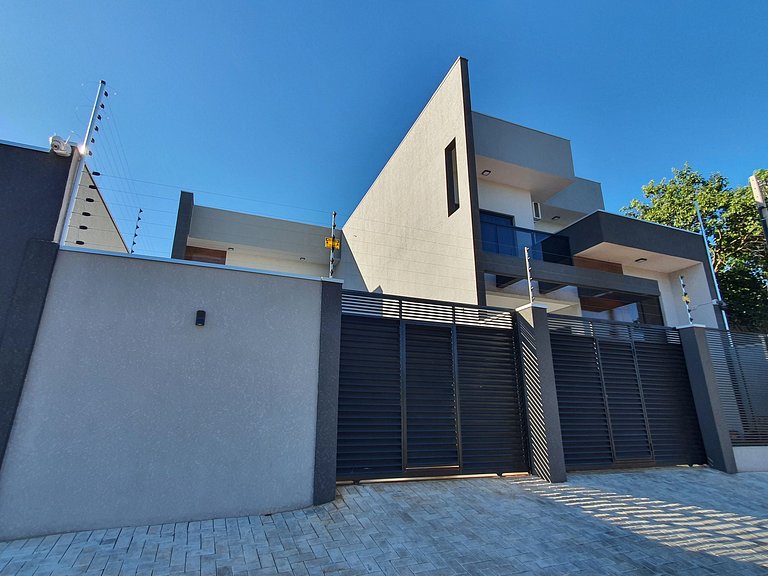 Casa Ampla com Piscina em Foz | 4 Suítes + Área Gourmet