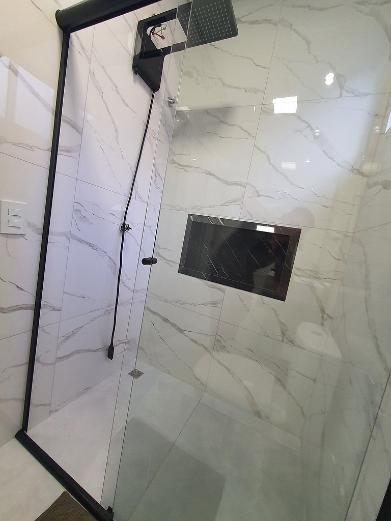 Casa de Alto Padrão com 5 Suítes e Piscina