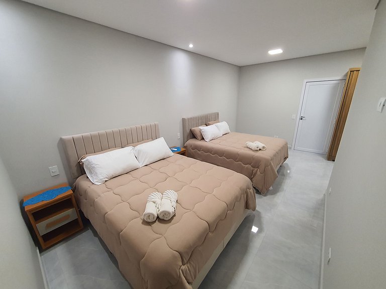 Casa de Alto Padrão com 5 Suítes e Piscina