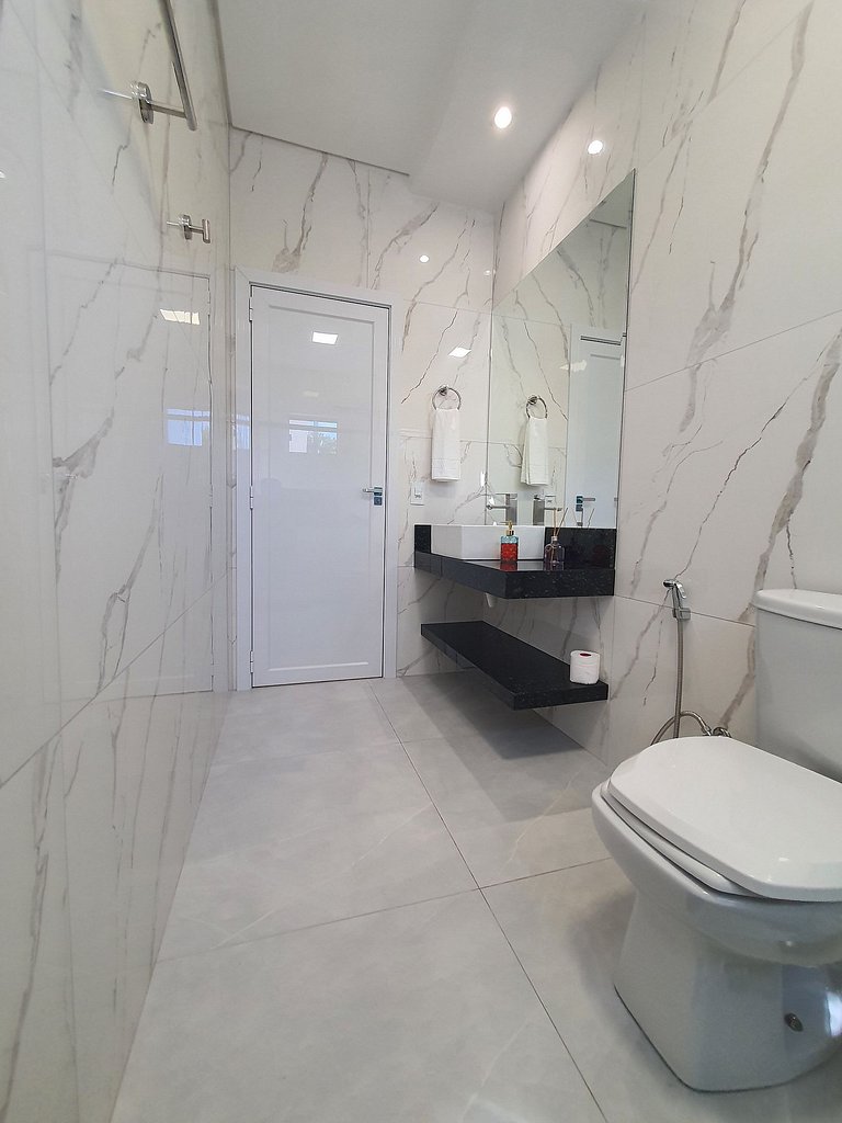 Casa de Alto Padrão com 5 Suítes e Piscina