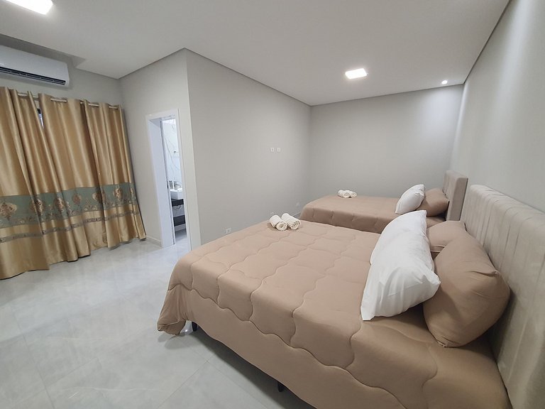 Casa de Alto Padrão com 5 Suítes e Piscina