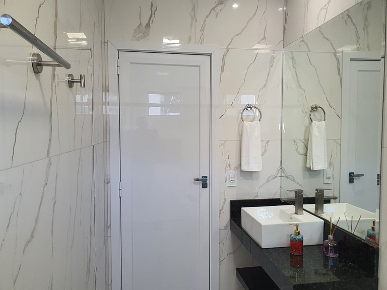 Casa de Alto Padrão com 5 Suítes e Piscina