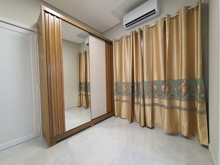 Casa de Alto Padrão com 5 Suítes e Piscina