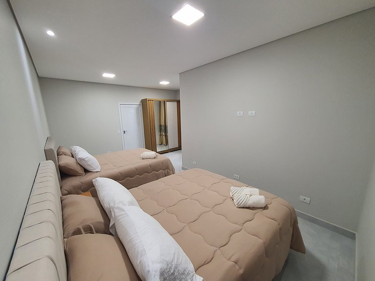 Casa de Alto Padrão com 5 Suítes e Piscina