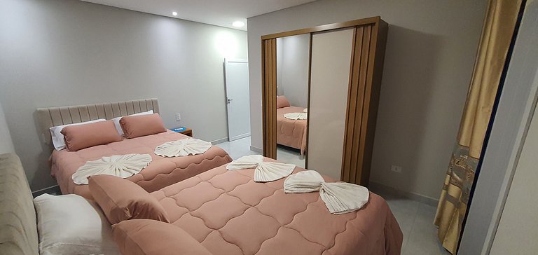 Casa de Alto Padrão com 5 Suítes e Piscina