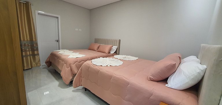 Casa de Alto Padrão com 5 Suítes e Piscina