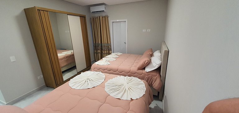 Casa de Alto Padrão com 5 Suítes e Piscina