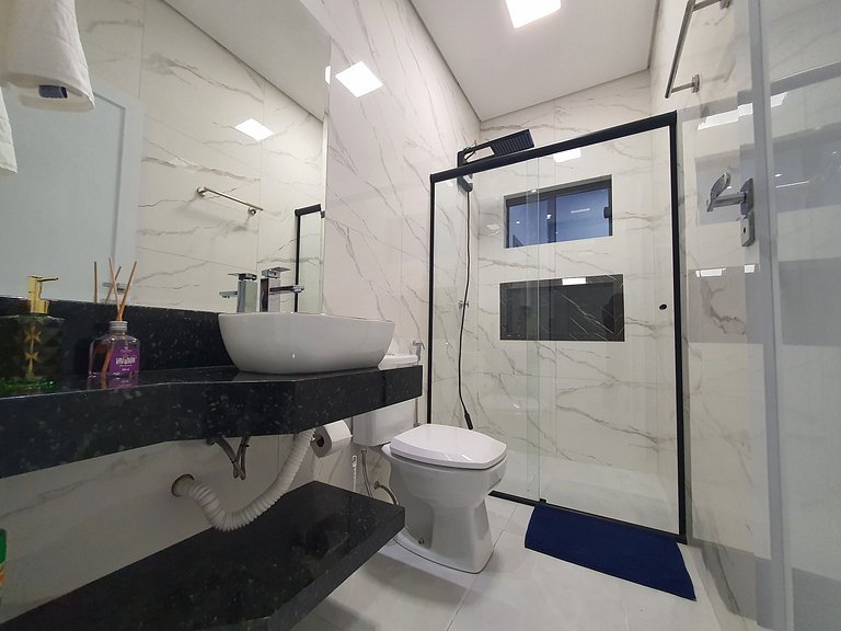 Casa de Alto Padrão com 5 Suítes e Piscina