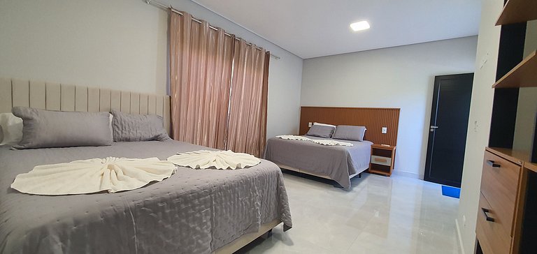 Casa de Alto Padrão com 5 Suítes e Piscina