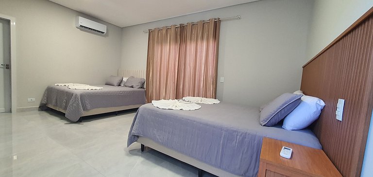 Casa de Alto Padrão com 5 Suítes e Piscina