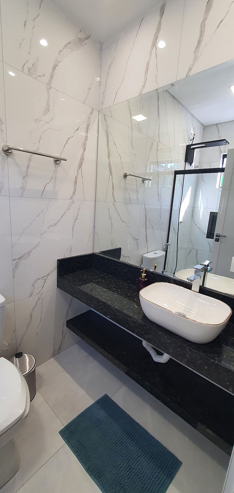 Casa de Alto Padrão com 5 Suítes e Piscina