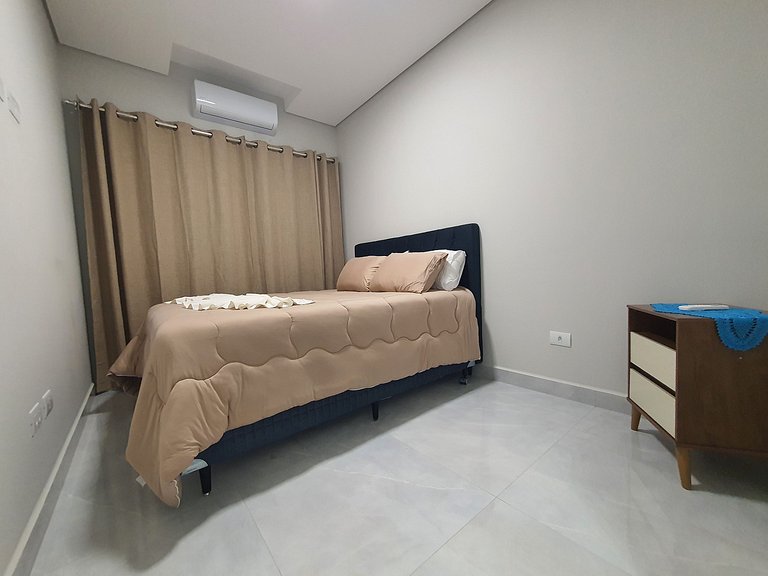 Casa de Alto Padrão com 5 Suítes e Piscina