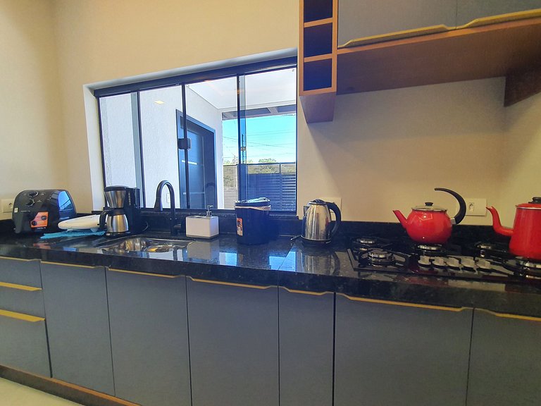 Casa de Alto Padrão com 5 Suítes e Piscina