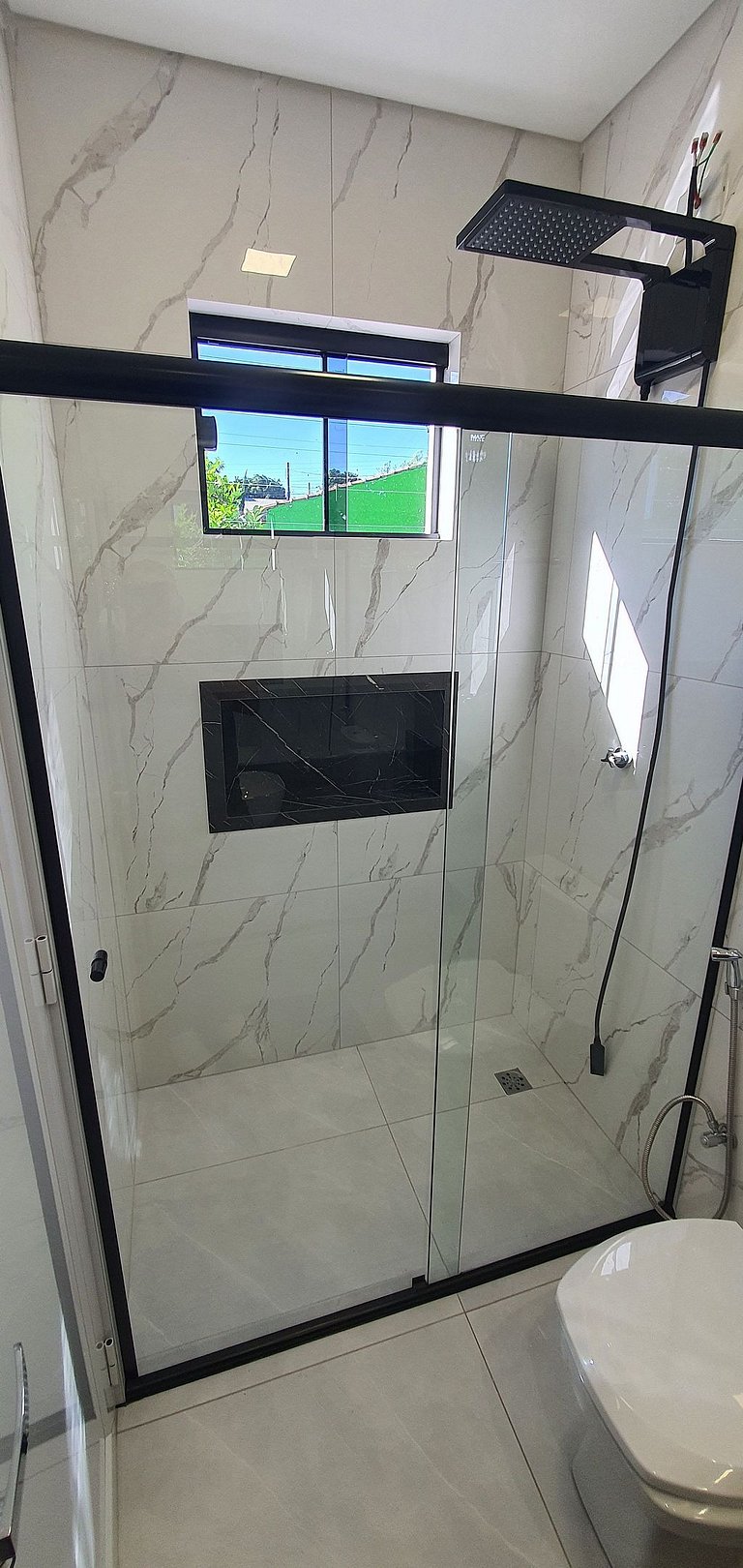 Casa de Alto Padrão com 5 Suítes e Piscina