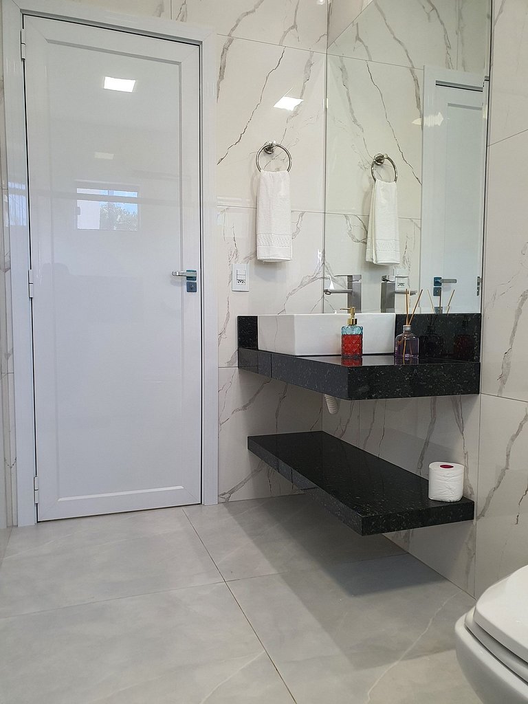 Casa de Alto Padrão com 5 Suítes e Piscina