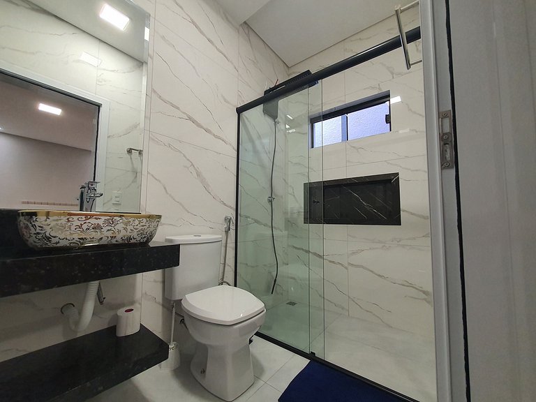 Casa de Alto Padrão com 5 Suítes e Piscina