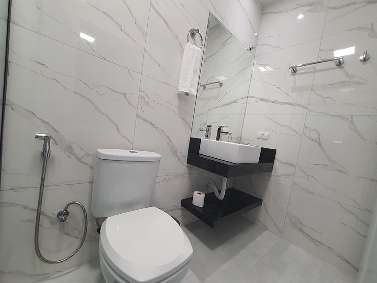 Casa de Alto Padrão com 5 Suítes e Piscina