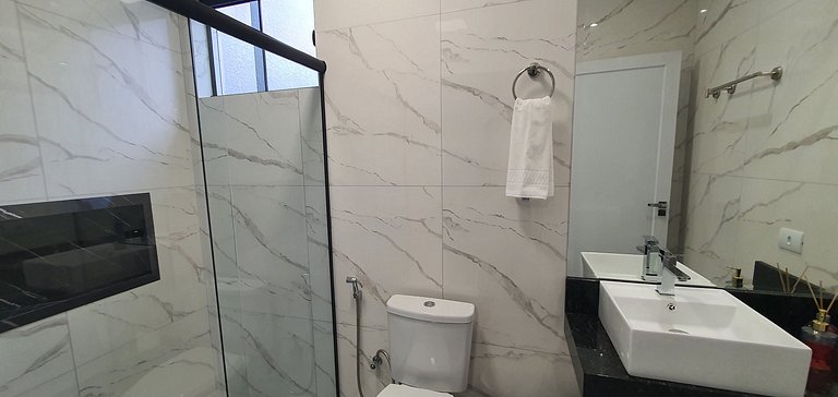 Casa de Alto Padrão com 5 Suítes e Piscina