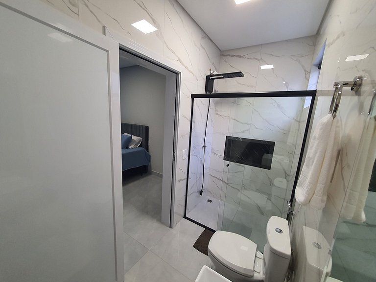 Casa de Alto Padrão com 5 Suítes e Piscina