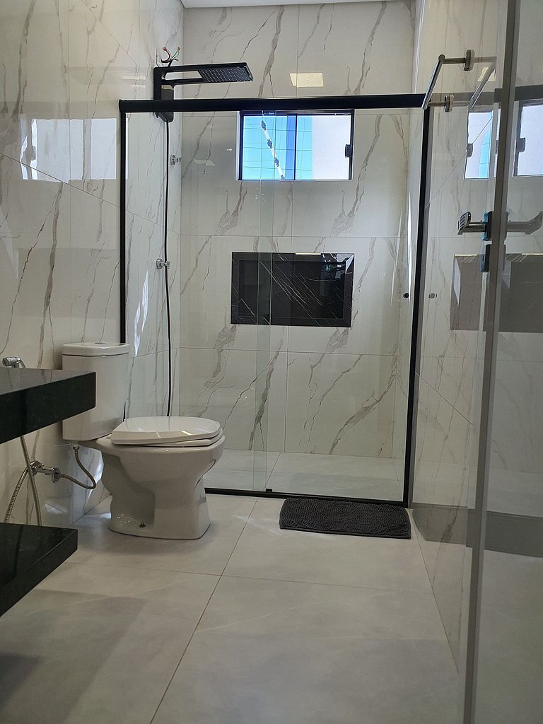 Casa de Alto Padrão com 5 Suítes e Piscina