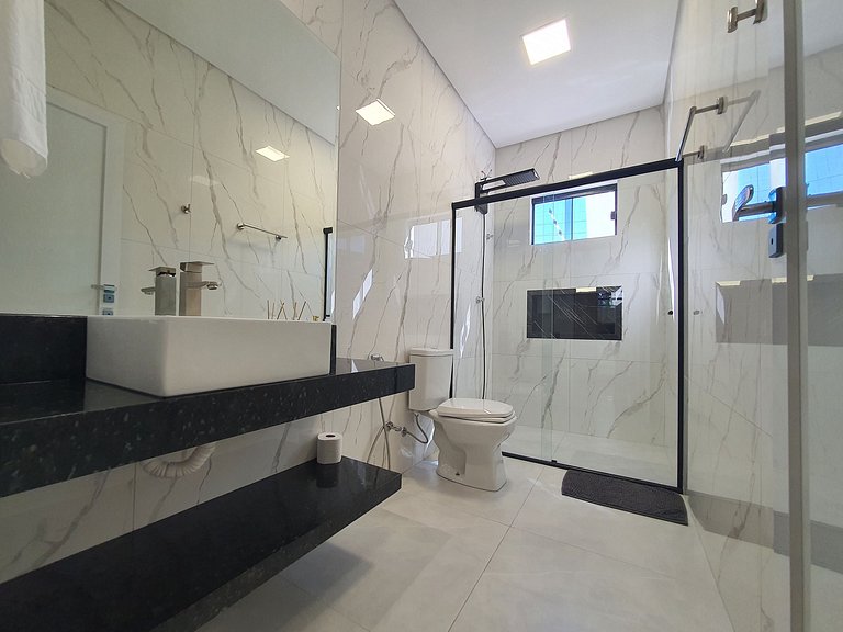 Casa de Alto Padrão com 5 Suítes e Piscina