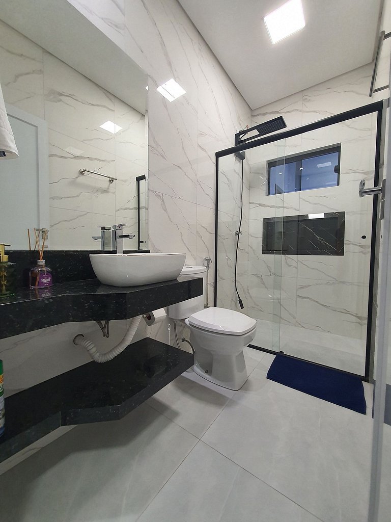 Casa de Alto Padrão com 5 Suítes e Piscina