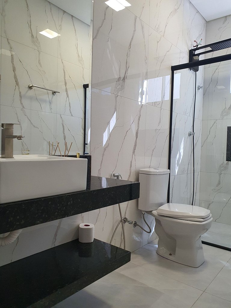 Casa de Alto Padrão com 5 Suítes e Piscina