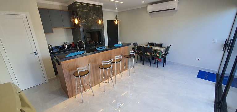 Casa de Alto Padrão com 5 Suítes e Piscina