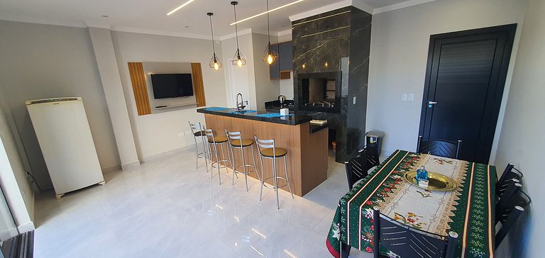 Casa de Alto Padrão com 5 Suítes e Piscina