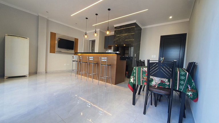 Casa de Alto Padrão com 5 Suítes e Piscina