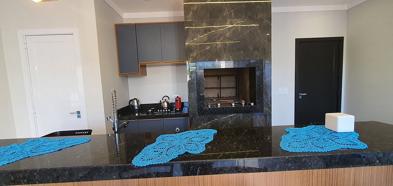 Casa de Alto Padrão com 5 Suítes e Piscina