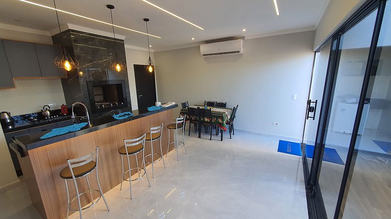 Casa de Alto Padrão com 5 Suítes e Piscina