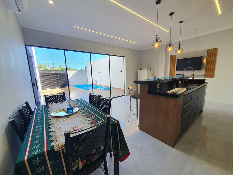 Casa de Alto Padrão com 5 Suítes e Piscina