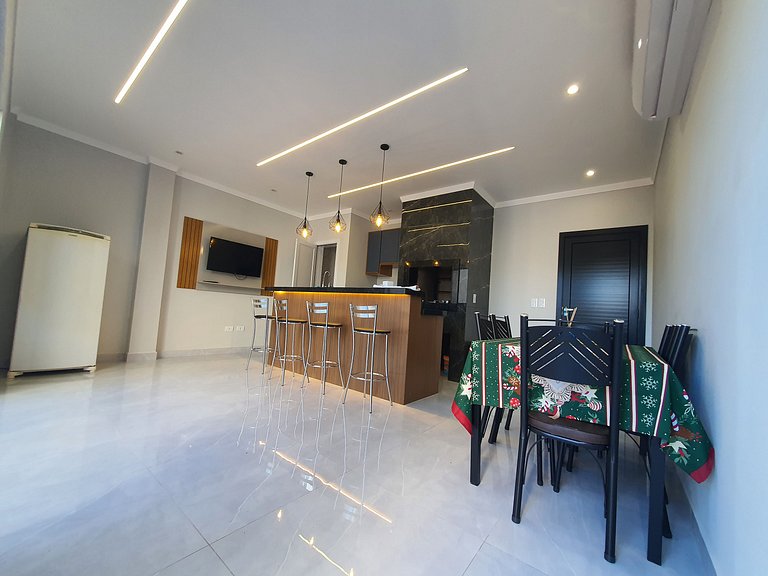 Casa de Alto Padrão com 5 Suítes e Piscina