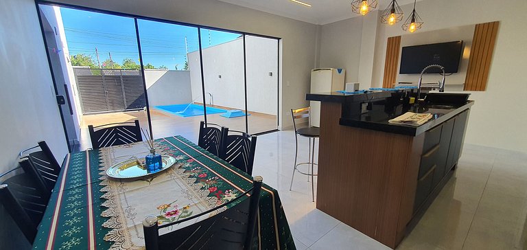 Casa de Alto Padrão com 5 Suítes e Piscina