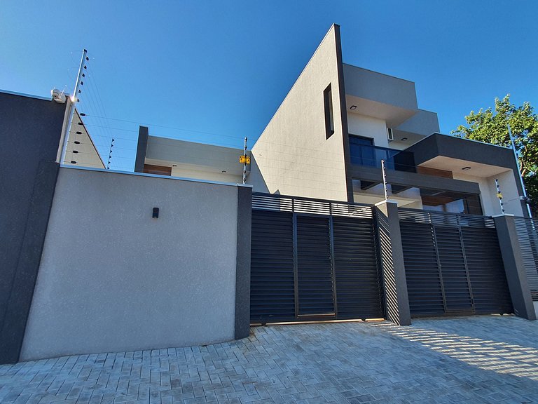 Casa de Alto Padrão com 5 Suítes e Piscina