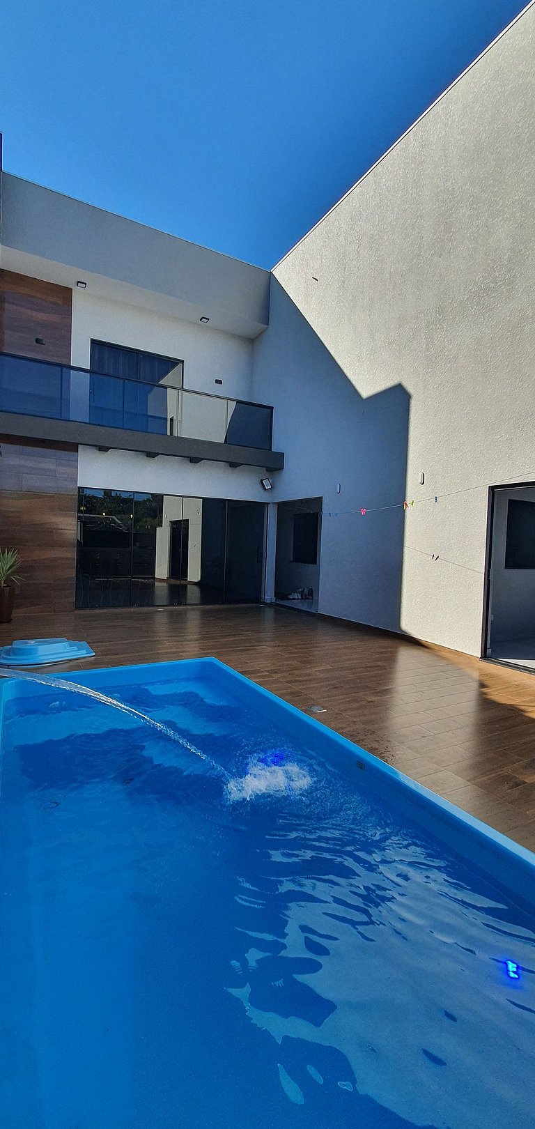 Casa de Alto Padrão com 5 Suítes e Piscina