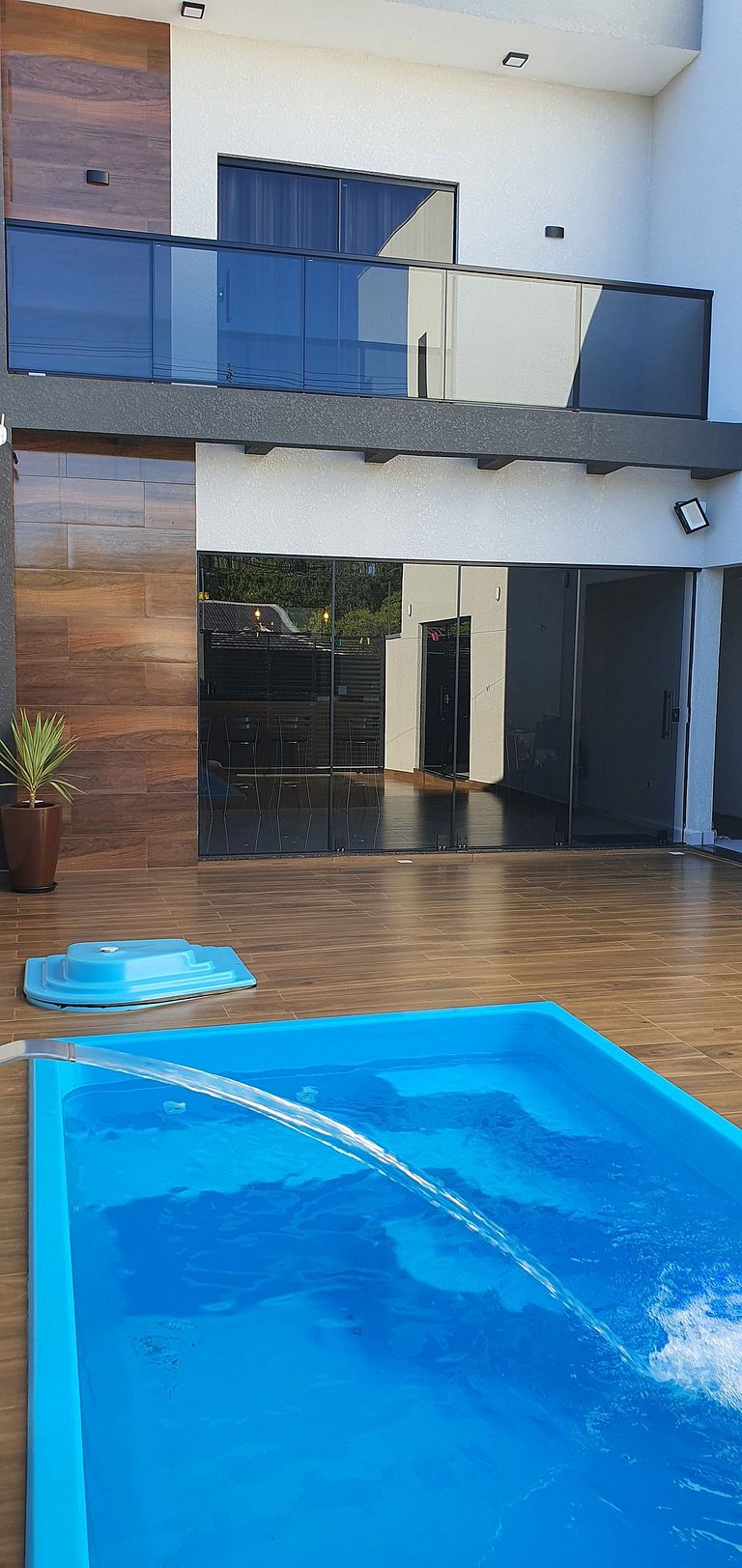 Casa de Alto Padrão com 5 Suítes e Piscina