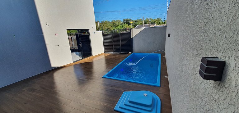 Casa de Alto Padrão com 5 Suítes e Piscina