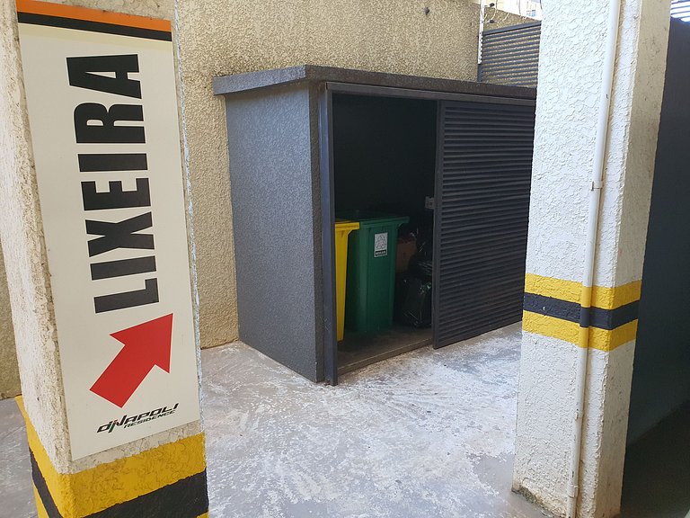 Apto central 2 quartos garagem e máquina de lavar